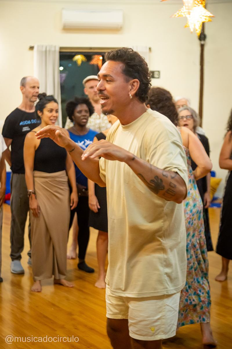 Roda de canto com participantes de pé