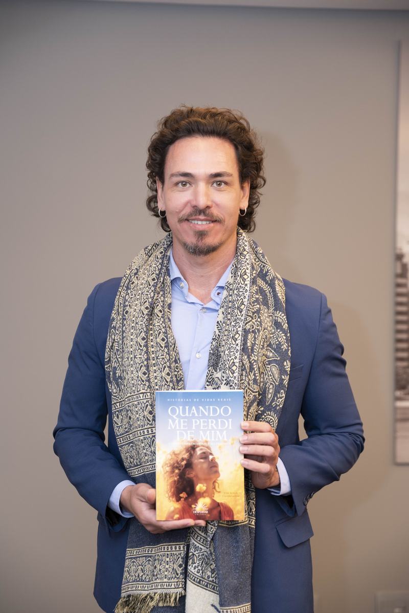 Diôgo Mar segurando o livro Quando me perdi de mim