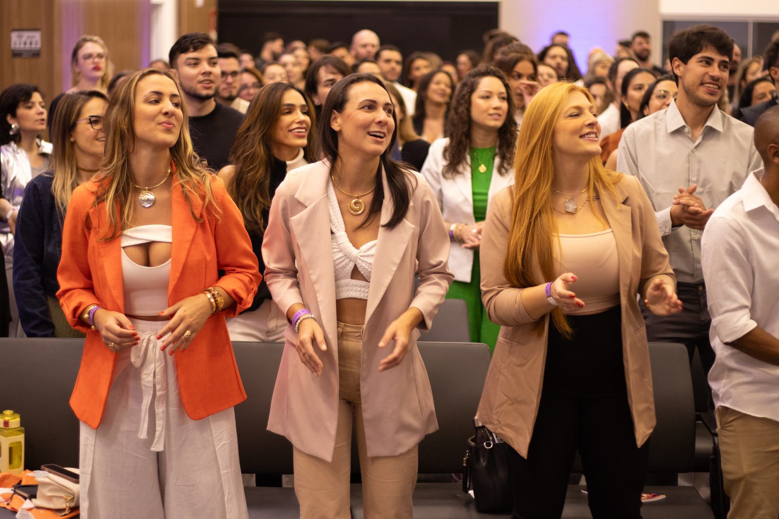 Plateia de pé, cantando junto